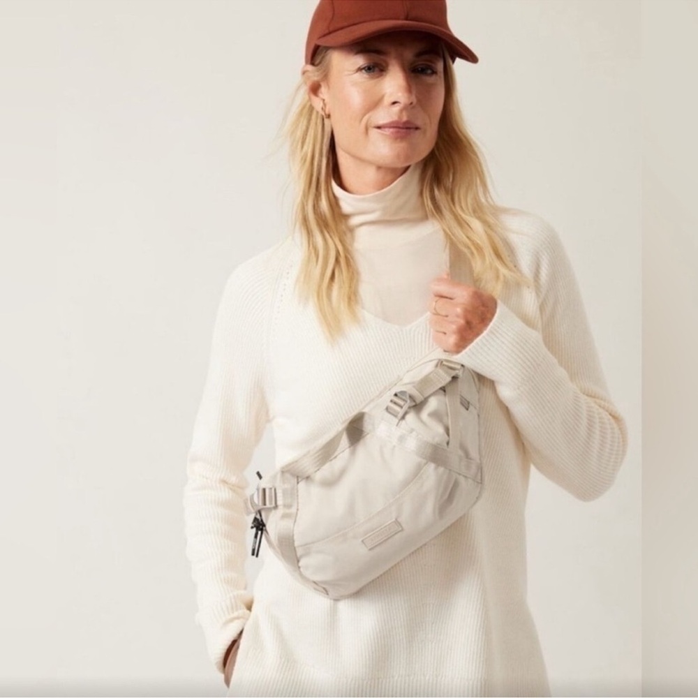 Athleta Abalone Grey/White Excursion Waist Bag